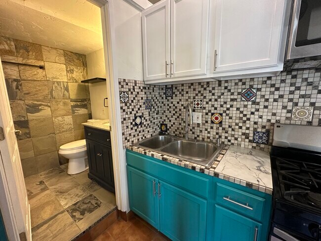 Building Photo - 3822 Polaris Dr