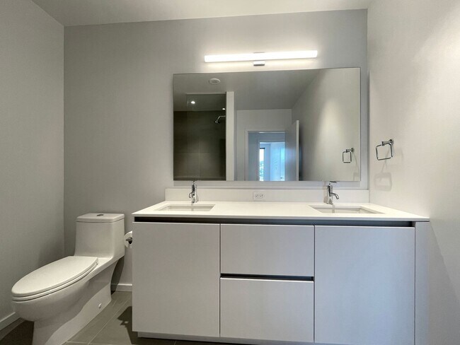 Building Photo - Spacious Vista Pearl Condo with Bonus Den, Stunning Views and Fabulous Amenities