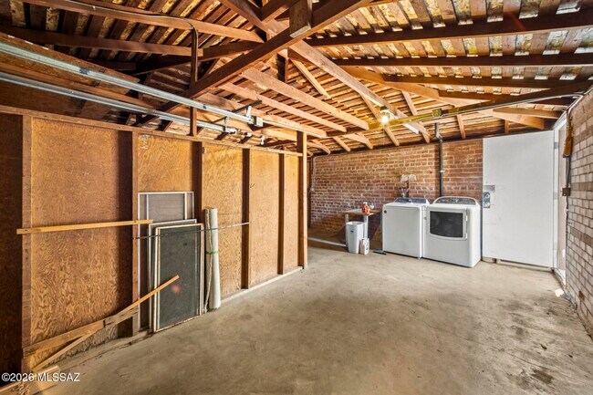 Building Photo - 1202 N Tucson Blvd