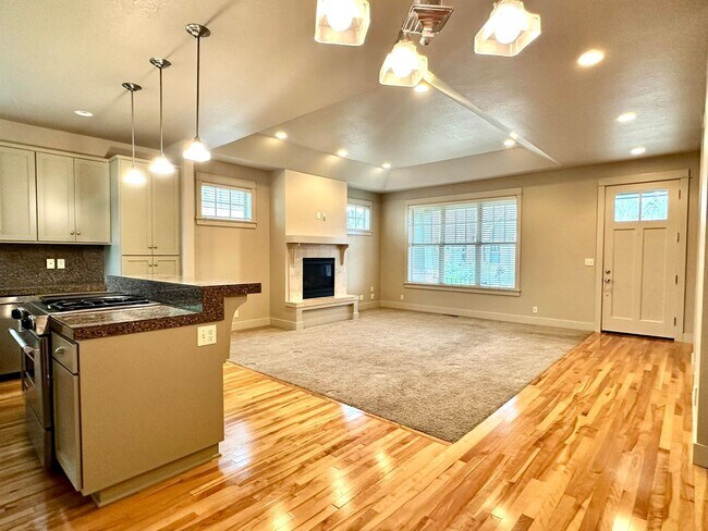 Building Photo - Luxury Living Near Valley River!