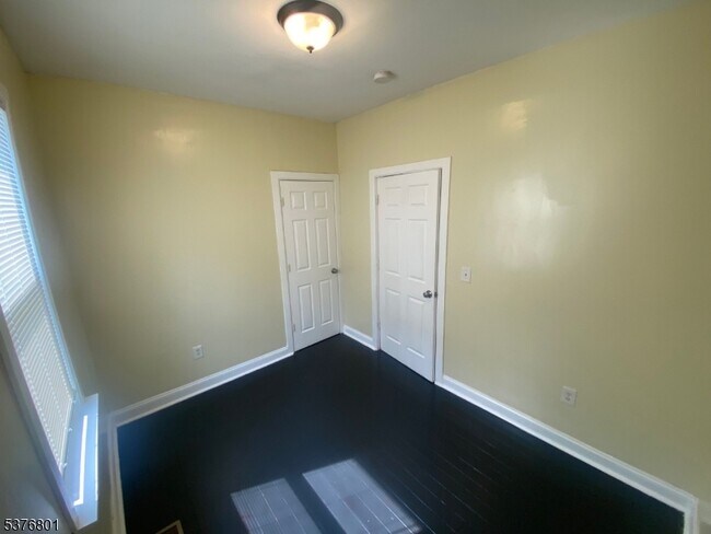 Building Photo - 14 Fern Ave