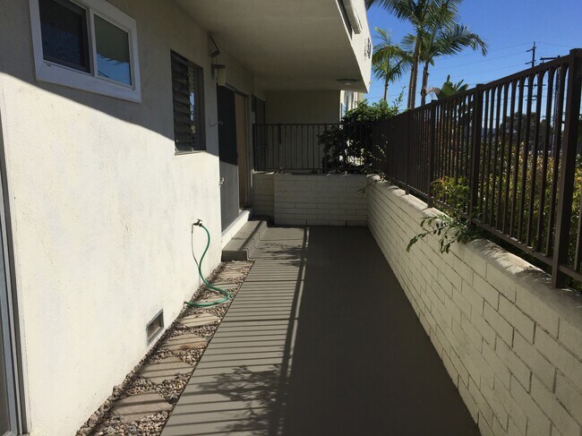 Building Photo - 3400 Club Dr