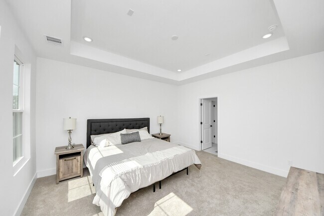 Building Photo - 2424 Harrington St