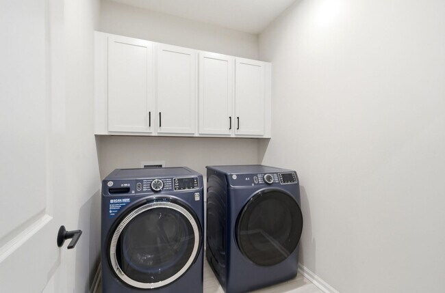 Building Photo - Like-New LoSo Townhome | 3BR + Loft | 2-Car Garage | Move-In Ready