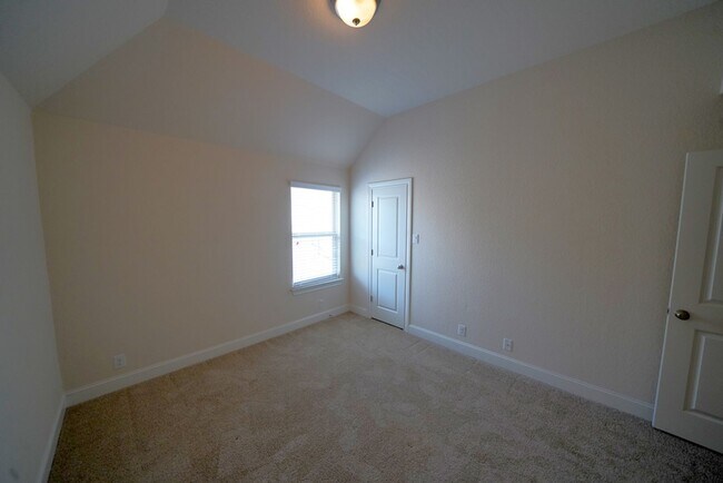Building Photo - Executive Style Rental Now Available in Bo...