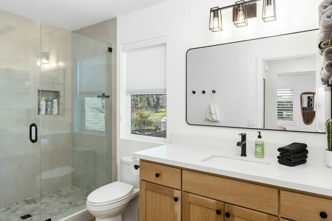 Building Photo - 663 S Tulip St