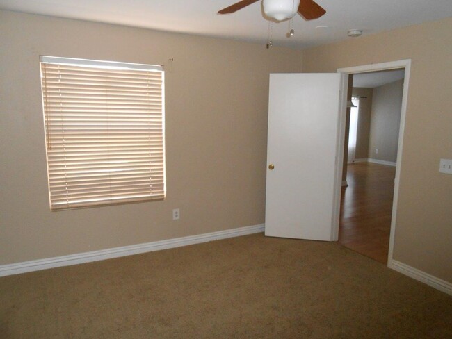 Building Photo - Spacious 2nd Floor Condo in Gated Communit...