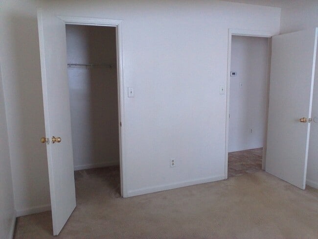 Building Photo - 2 Bedroom, 1 Bath Downstairs Unit ** Call us about our Move in Special**