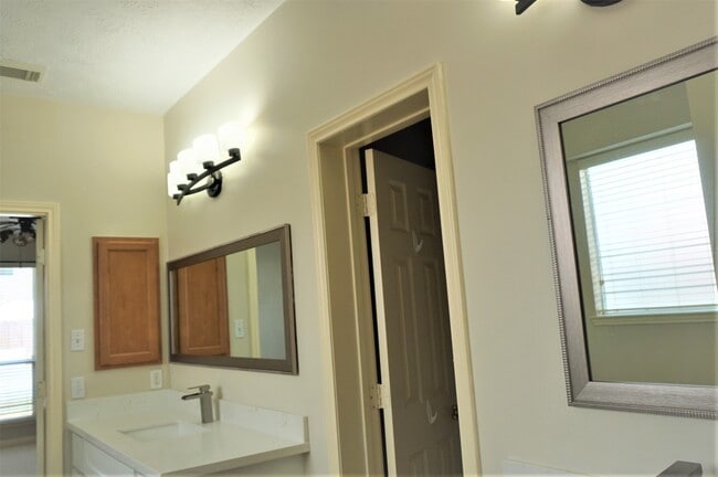 Building Photo - 8123 Buffalo Springs Ct