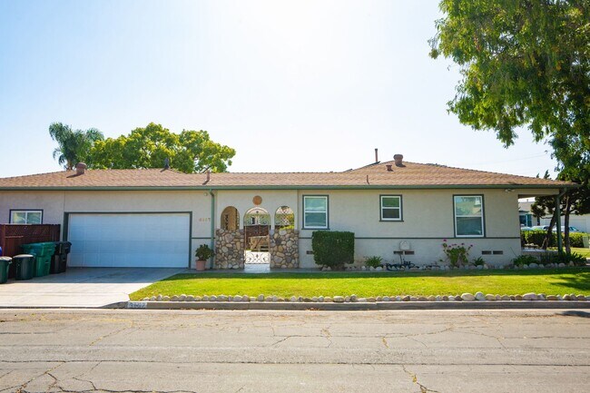 Building Photo - 3BR/2BA home with bonus room & additional ...