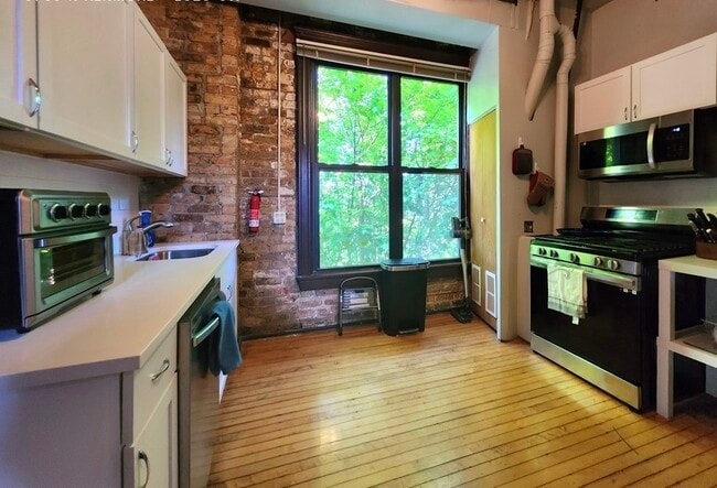 Building Photo - 3765 N Kenmore Ave
