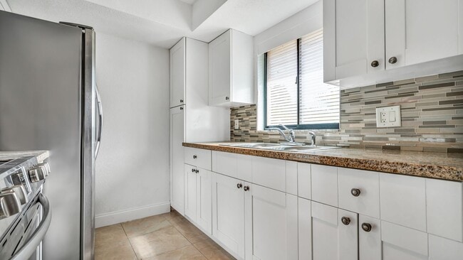 Building Photo - Spacious 1-bedroom, 1.5-bath, two-story Ki...