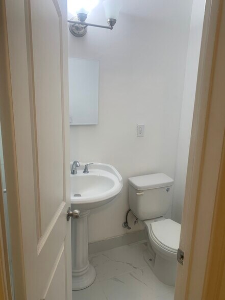 Master bathroom - 1812 N Mariposa Ave