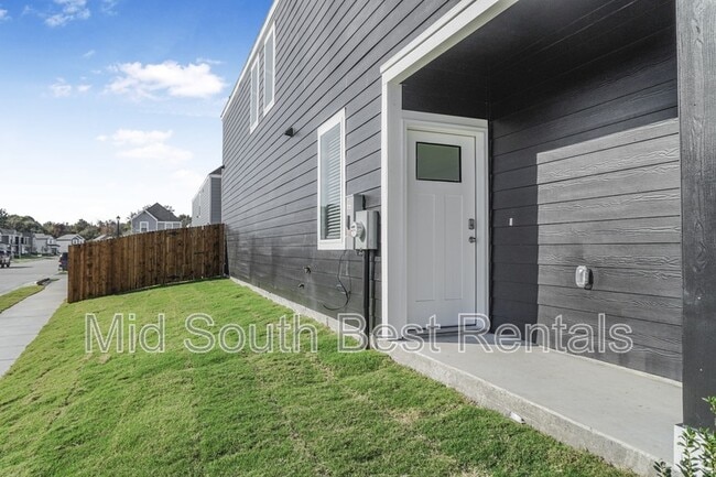 Building Photo - 220 Redwood Rd