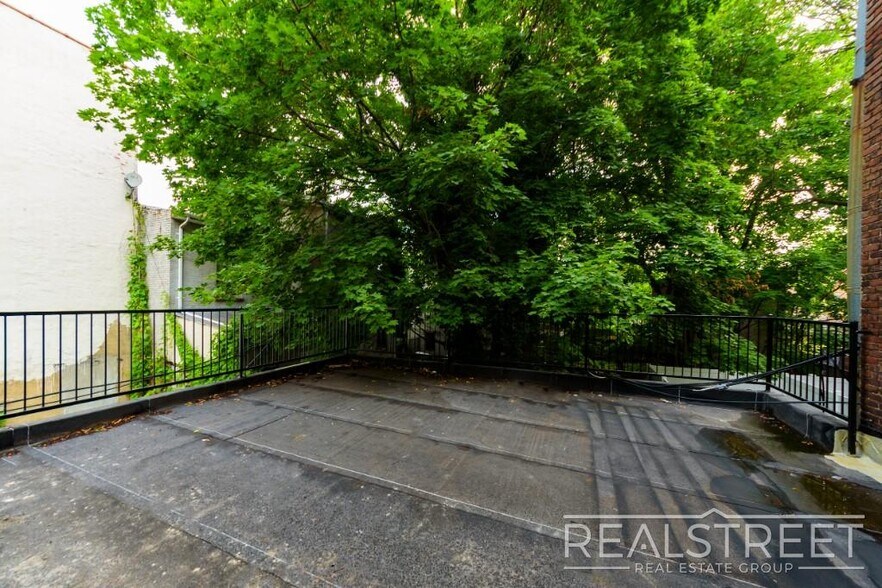 Building Photo - Brand New 5 bed 5 Bath Duplex with 2 Roof ...