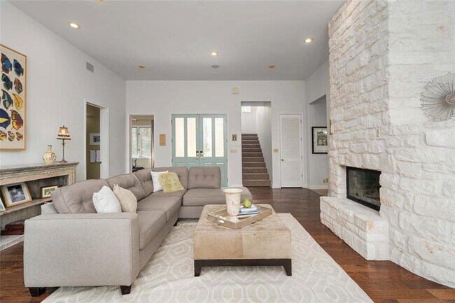 Building Photo - 2102 Paisano Rd