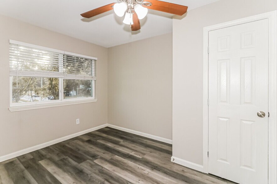 Building Photo - 10842 Riana Dr