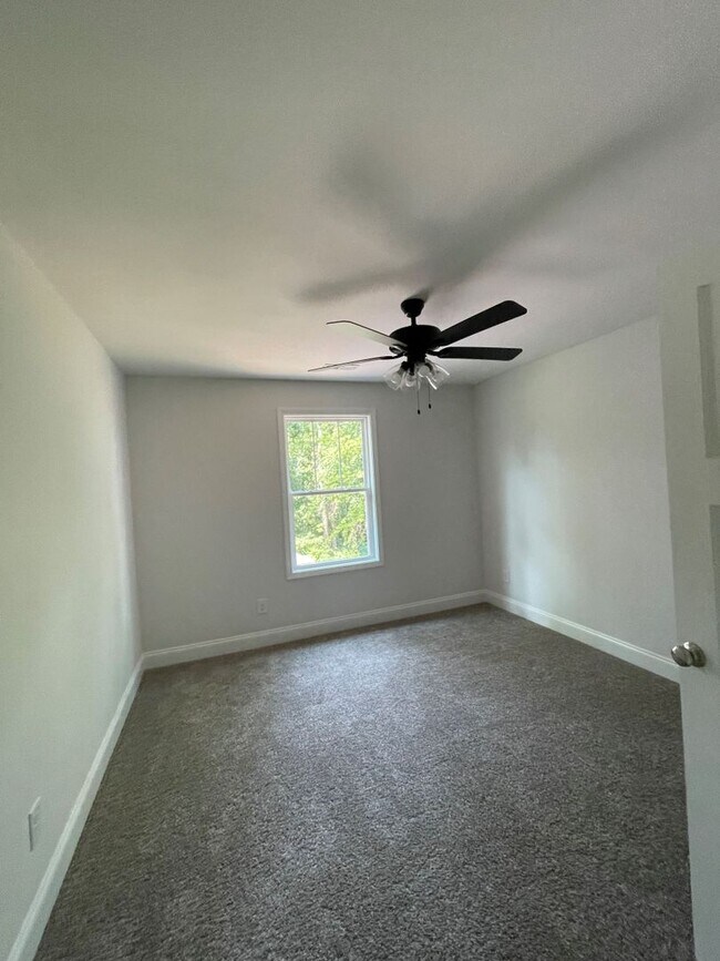 Building Photo - 6 bedroom/3 Baths + Bonus room!  Backs up ...