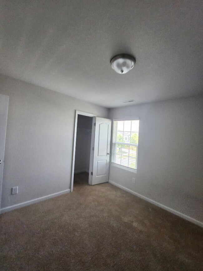 Building Photo - Beautiful End Unit in Paw Creek Village