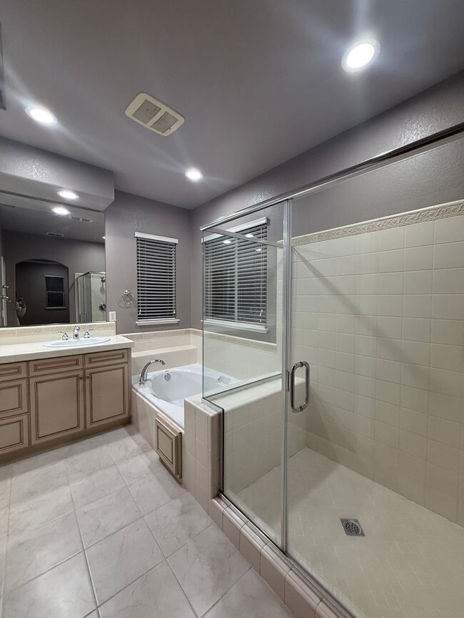 Building Photo - Available today - West Lake Estate 4/3 home