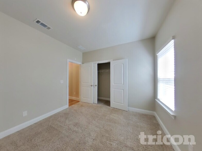 Building Photo - 1331 Carriage Park Dr