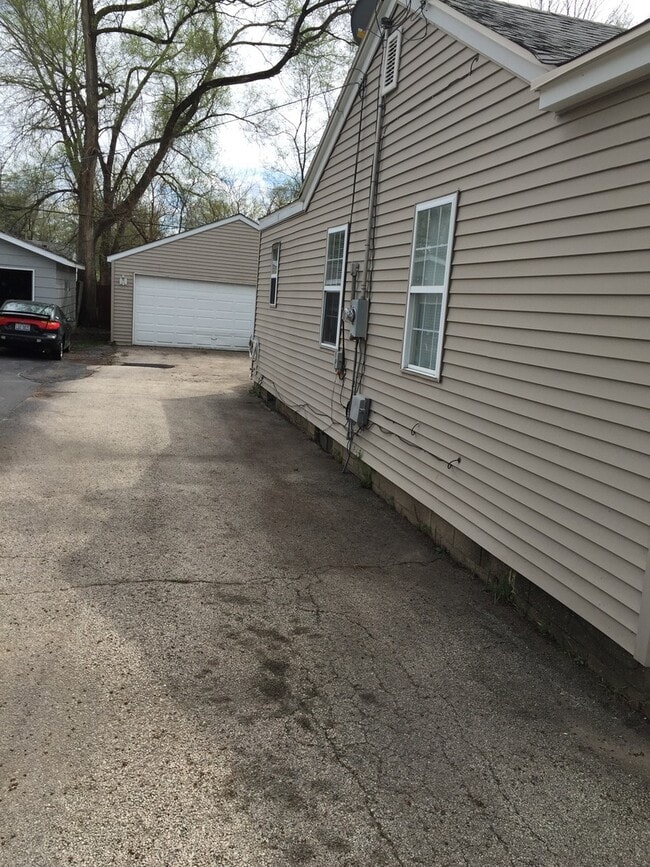 Building Photo - 2 bedroom home available in Loves Park