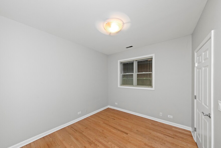 Building Photo - 540 W Oakdale Ave