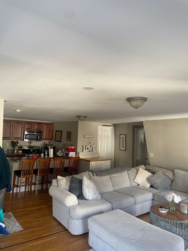 Building Photo - Upscale Condo Open Concept 2 Bed located i...