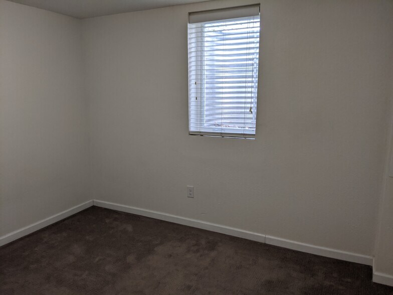 Lower level bedroom with egress windows - 1160 Clinton St