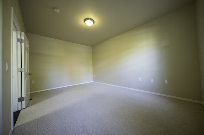 Ground floor bedroom 1 - 4828 SE Teakwood St