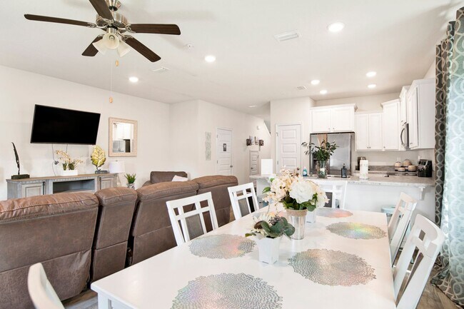 Building Photo - 3 Bedroom Townhouse in Bellview