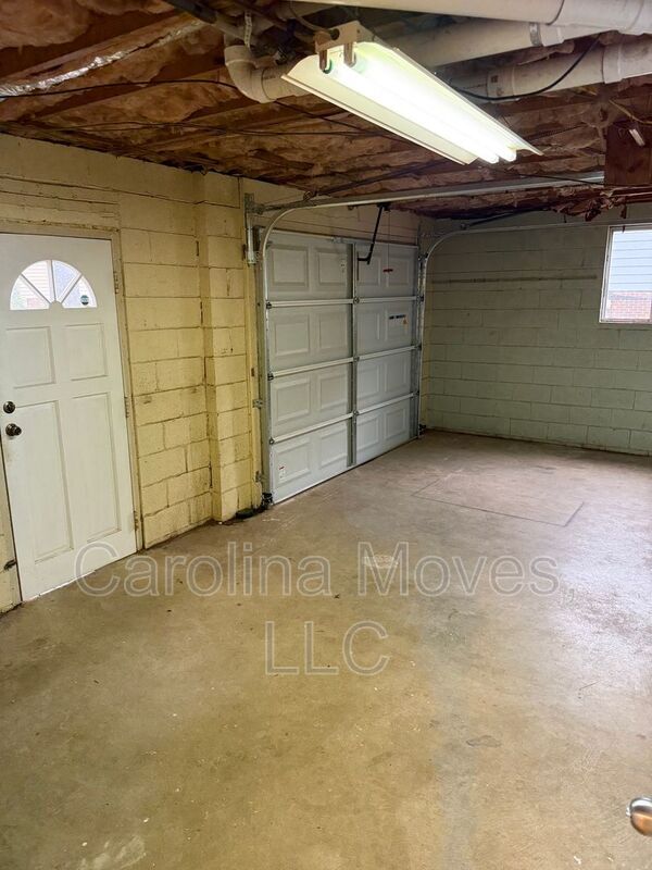 Building Photo - 708 W Lee Rd