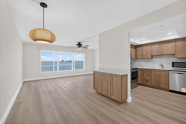 Building Photo - 52 Yacht Club Dr