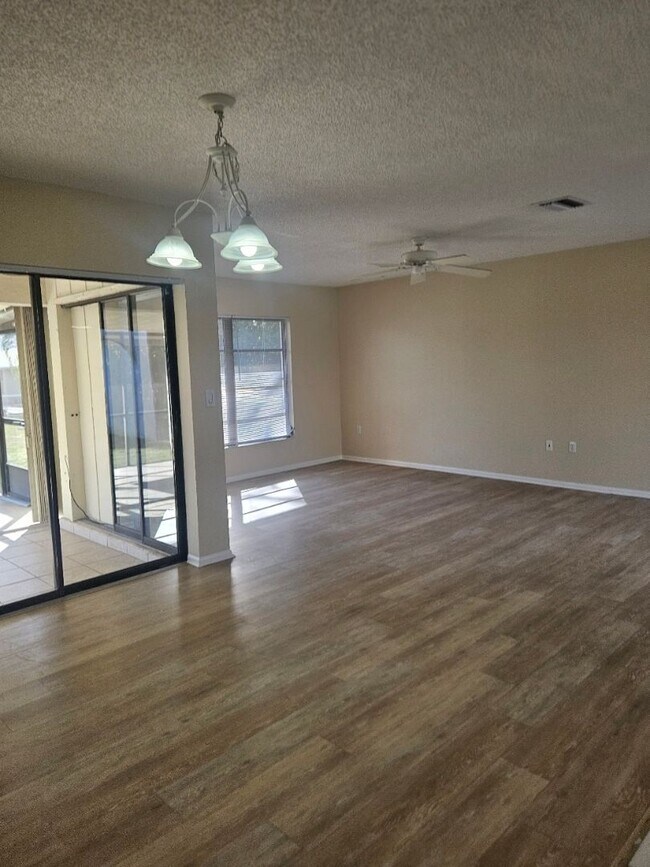 Building Photo - Port Charlotte home