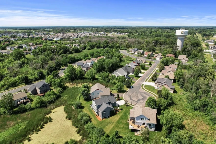 Building Photo - 5265 Fenson Ct N