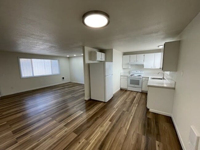 Building Photo - Newly Remodeled 3 Bedroom 1 Bathroom Ranch...
