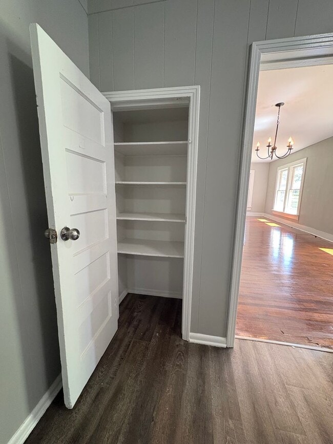 Building Photo - Amazing 4 bedroom/1 bath home with Central Air & Heat!
