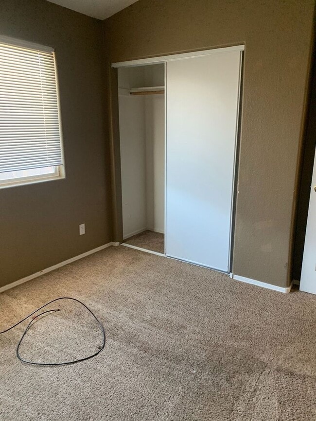 Building Photo - Move-In Bonus - 4 Bedroom - 2 bath - Singl...