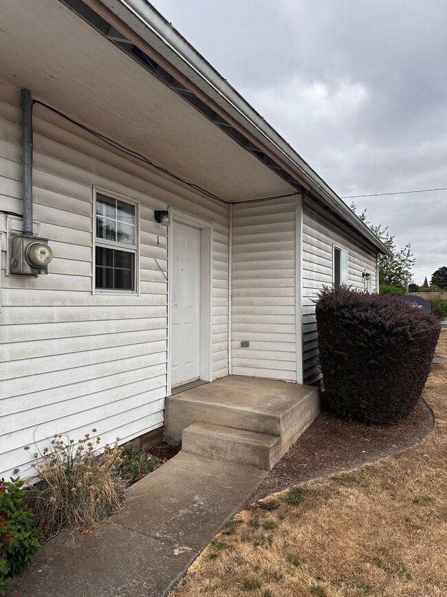 Primary Photo - 1033 Main St E