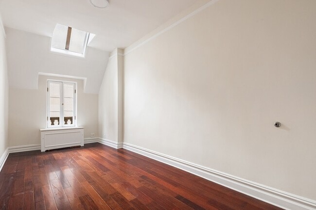 Building Photo - 127 E 69th St