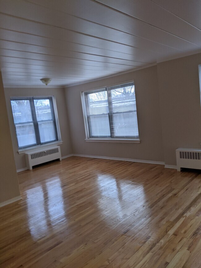 Building Photo - 1360 W Touhy Ave