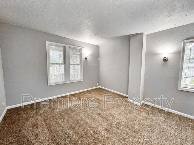 Building Photo - 422 S Hocker Ave