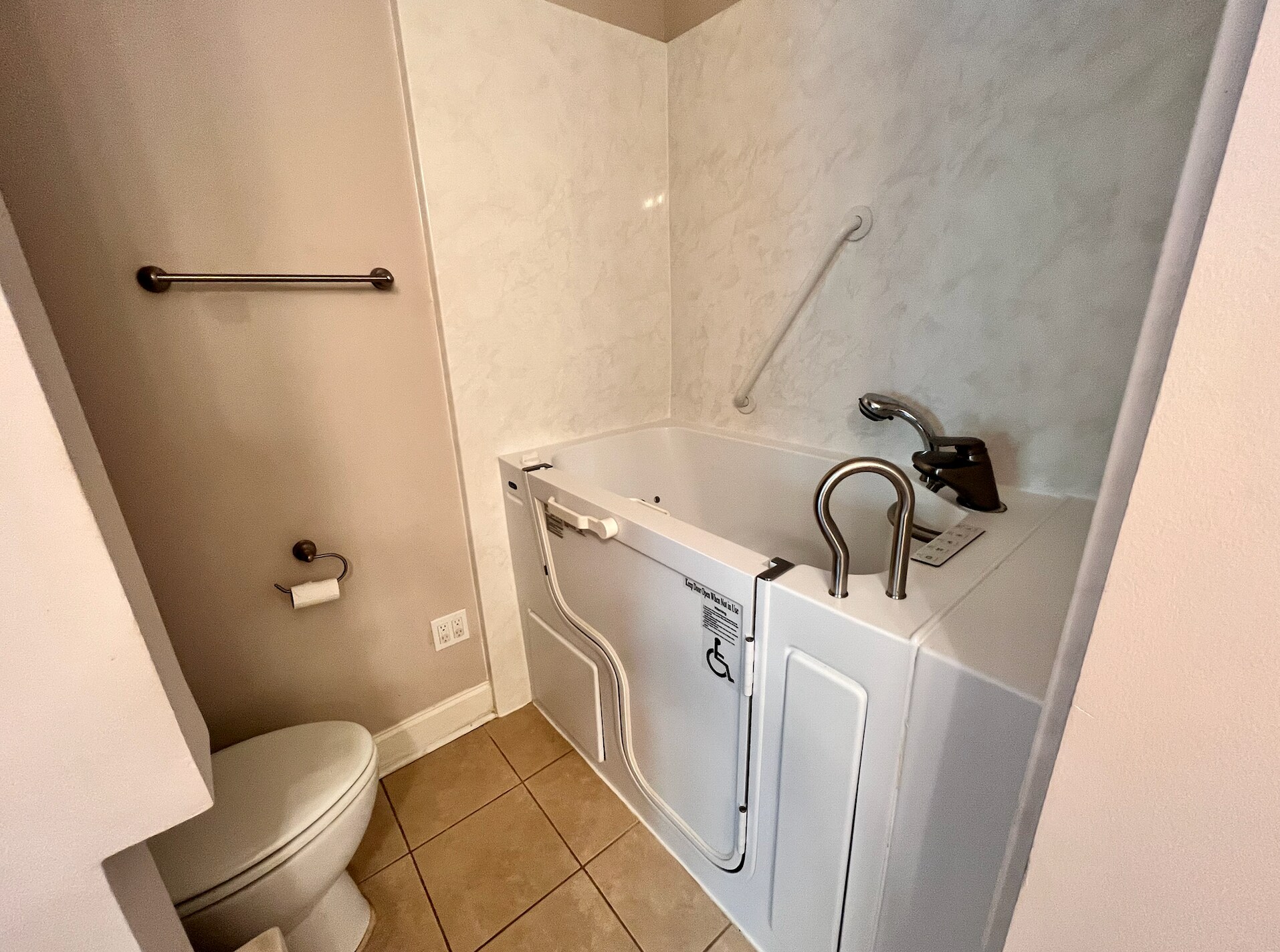 Master bathroom - 23372 Chene Blanc Ln