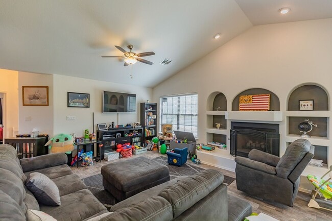 Building Photo - Beautiful Home in the Golf Course Area
