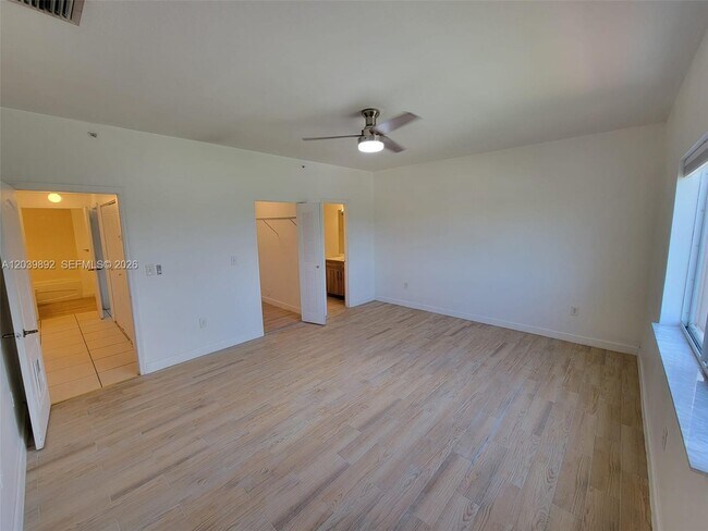 Building Photo - 1300 NE 109th St