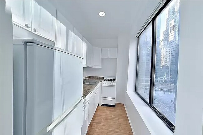 Building Photo - E. E 40th St