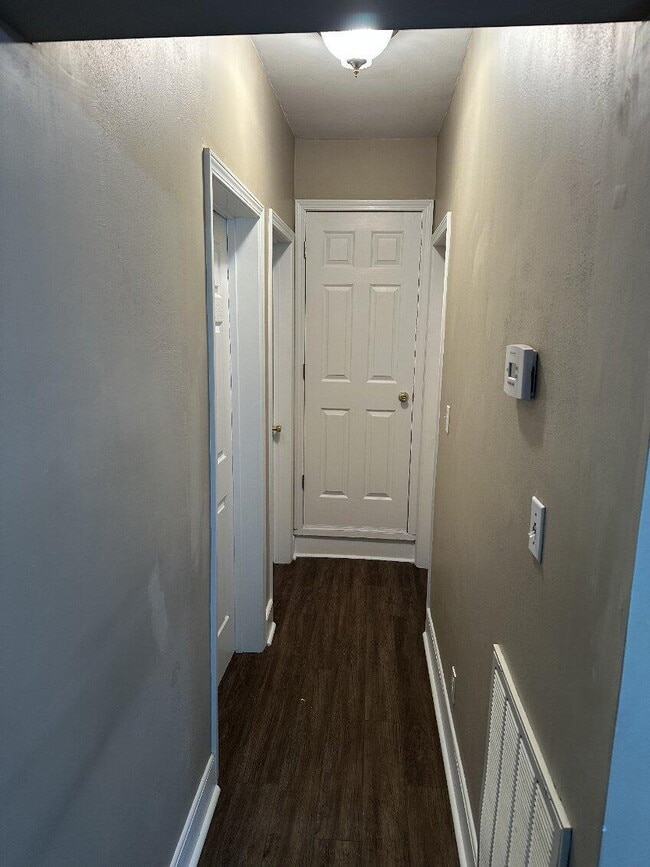 Building Photo - "Charming 2-Bedroom with 2 Full Baths in t...