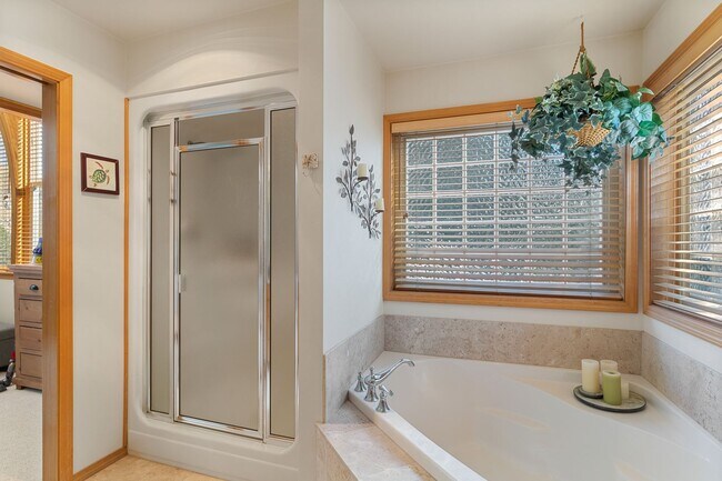Building Photo - Luxurious Fully Furnished 3-Bedroom, 4-Bat...