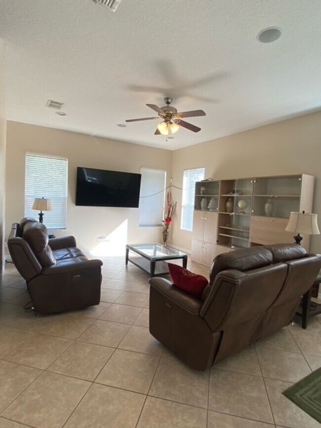 Building Photo - Beautiful 4 Bedroom 3 Bath Home in Ocoee