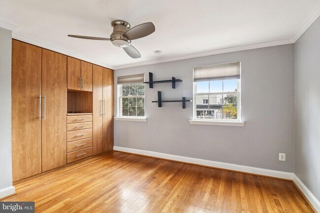 Building Photo - 250 Lynhaven Dr